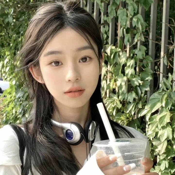 蜜蜂少女队2 封面